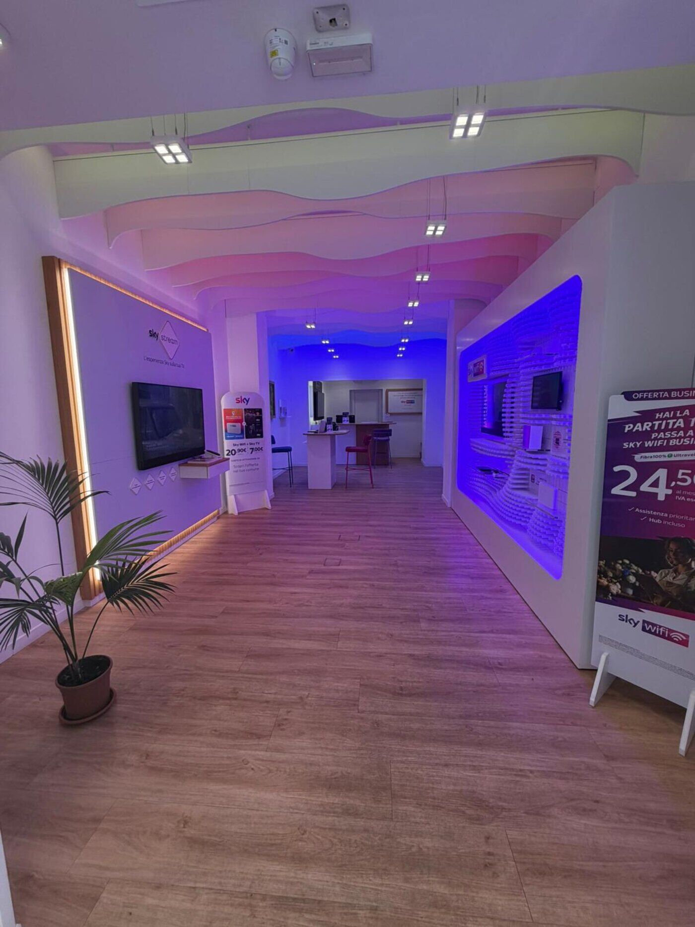 Corridoio centrale dello store di Taranto.